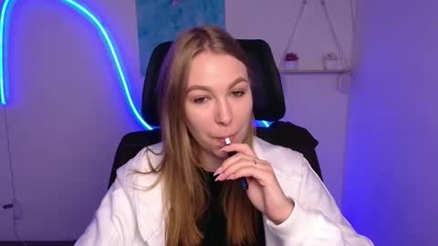 Snapshot of emilia_ilia chatting on November 12, 2025, 6:36 am Emilia online show from November 12, 2025, 6:36 am