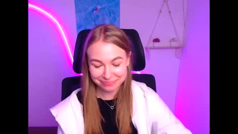 Snapshot of emilia_ilia chatting on November 16, 2025, 12:33 pm Emilia online show from November 16, 2025, 12:33 pm