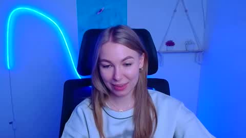 Snapshot of emilia_ilia chatting on December 2, 2025, 7:03 am Emilia online show from December 2, 2025, 7:03 am