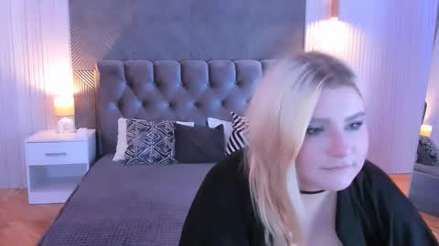 emiliastanley online show from November 22, 2025, 5:28 am