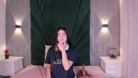 Emilie online show from April 15, 2026, 11:28 am