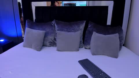 Emillie online show from October 22, 2025, 10:09 pm