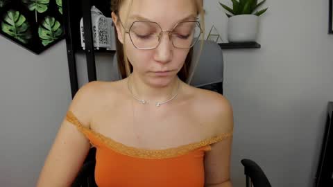 Snapshot of emilly_xkiss chatting on January 2, 2025, 9:33 am Emilly online show from January 2, 2025, 9:33 am