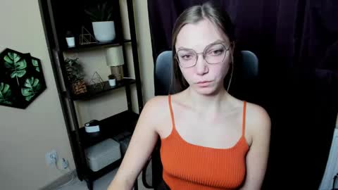 Snapshot of emilly_xkiss chatting on February 19, 2025, 6:32 pm Emilly online show from February 19, 2025, 6:32 pm