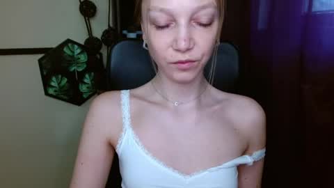 Snapshot of emilly_xkiss chatting on April 21, 2026, 5:47 am Emilly online show from April 21, 2026, 5:47 am