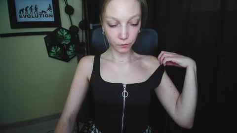 Snapshot of emilly_xkiss chatting on April 29, 2026, 12:42 pm Emilly online show from April 29, 2026, 12:42 pm