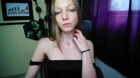 Snapshot of emilly_xkiss chatting on May 5, 2026, 12:35 pm Emilly online show from May 5, 2026, 12:35 pm