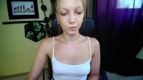 Snapshot of emilly_xkiss chatting on June 24, 2026, 12:37 pm Emilly online show from June 24, 2026, 12:37 pm