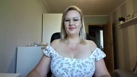 Snapshot of emillykiss chatting on May 27, 2026, 6:32 am EmillyLove online show from May 27, 2026, 6:32 am