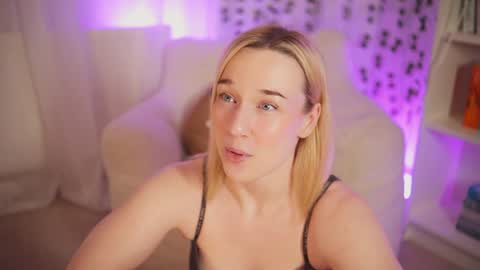 Em -  online show from February 4, 2025, 11:49 pm