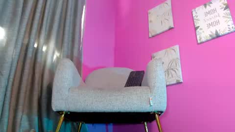 Snapshot of emily_oxx chatting on June 10, 2026, 7:13 pm Emily online show from June 10, 2026, 7:13 pm