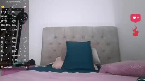 emily_rosse9 online show from November 5, 2025, 11:49 pm