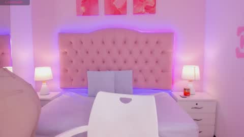 Snapshot of emily_roux chatting on February 19, 2025, 12:25 am  EMILY  online show from February 19, 2025, 12:25 am