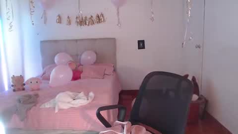 Snapshot of emily_swan_04 chatting on January 4, 2025, 7:02 pm Emily  Swan online show from January 4, 2025, 7:02 pm