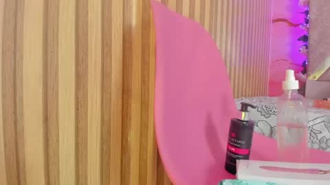 emily_velvet_ online show from April 18, 2026, 6:23 pm