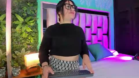 Snapshot of emilye_rousee chatting on June 21, 2026, 12:41 pm Emilye online show from June 21, 2026, 12:41 pm