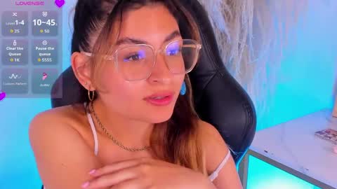 Snapshot of emilyjonesss_ chatting on June 5, 2026, 6:52 am Emilyjonnes online show from June 5, 2026, 6:52 am