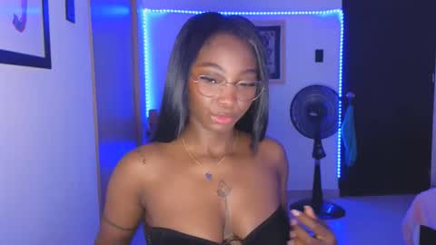 Snapshot of emilykissx chatting on November 4, 2025, 3:33 pm Emily Kissx online show from November 4, 2025, 3:33 pm