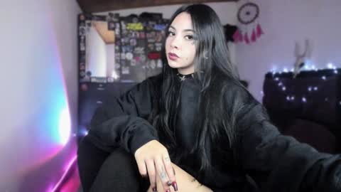 Snapshot of emilyrymer chatting on December 3, 2024, 10:18 pm Emily Support me to have 100 likes plx online show from December 3, 2024, 10:18 pm