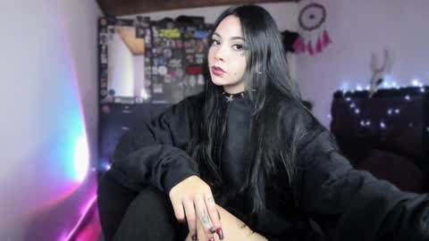 Snapshot of emilyrymer chatting on January 28, 2025, 10:56 pm Emily Support me to have 100 likes plx online show from January 28, 2025, 10:56 pm