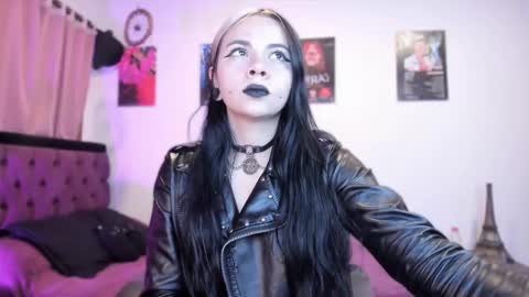 Snapshot of emilyrymer chatting on February 18, 2025, 3:21 am Emily Support me to have 100 likes plx online show from February 18, 2025, 3:21 am