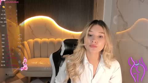 Snapshot of emma1_b_ chatting on October 2, 2025, 8:27 pm Emma online show from October 2, 2025, 8:27 pm