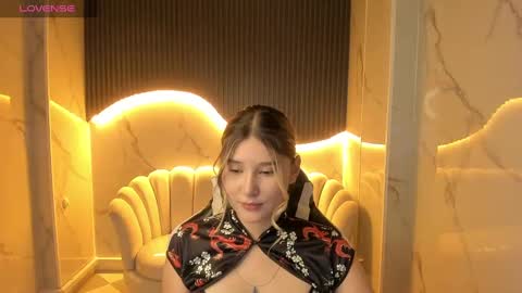 Snapshot of emma1_b_ chatting on October 9, 2025, 8:29 pm Emma online show from October 9, 2025, 8:29 pm