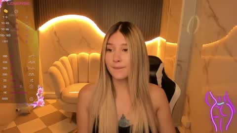 Snapshot of emma1_b_ chatting on October 13, 2025, 9:04 pm Emma online show from October 13, 2025, 9:04 pm