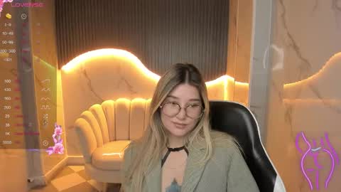 Snapshot of emma1_b_ chatting on October 14, 2025, 8:31 pm Emma online show from October 14, 2025, 8:31 pm