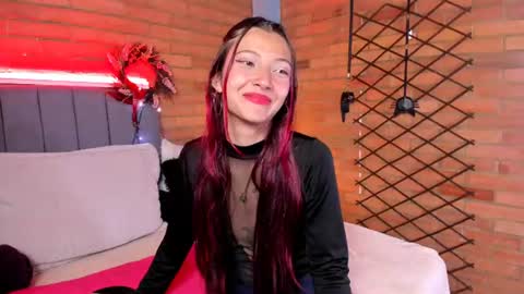 Snapshot of emma_belley chatting on July 23, 2026, 7:01 pm Hey Im EmmaHelp me reach 100 likes online show from July 23, 2026, 7:01 pm