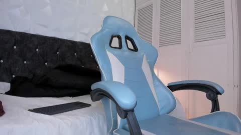 emma_dl2 online show from February 10, 2025, 8:21 pm