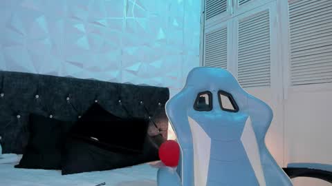 emma_dl2 online show from February 27, 2025, 8:09 pm