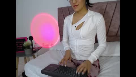 Snapshot of emma_glowof chatting on October 8, 2025, 11:35 pm Emma Glow online show from October 8, 2025, 11:35 pm