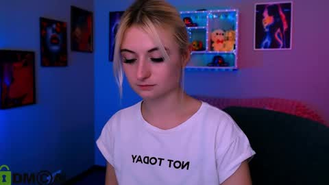 Snapshot of emma_hazell chatting on May 9, 2026, 7:19 pm Emma online show from May 9, 2026, 7:19 pm