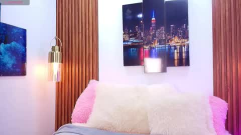 Emma 3 online show from September 18, 2025, 8:22 pm