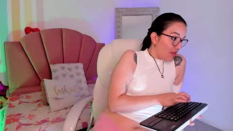Snapshot of emma_lakshmi chatting on June 6, 2026, 2:22 pm Emma online show from June 6, 2026, 2:22 pm