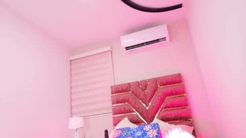 Snapshot of emma_madison_ chatting on November 4, 2025, 12:04 pm emma online show from November 4, 2025, 12:04 pm