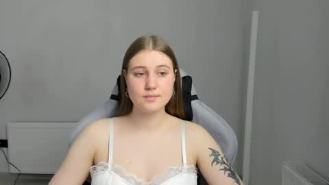 Snapshot of emma_sweettyy chatting on June 18, 2026, 12:09 pm Emma online show from June 18, 2026, 12:09 pm