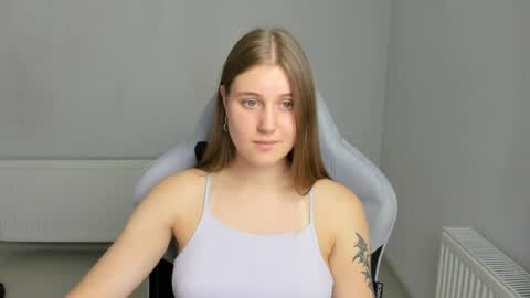 Snapshot of emma_sweettyy chatting on July 9, 2026, 6:28 am Emma online show from July 9, 2026, 6:28 am