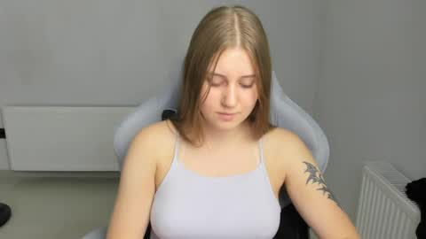 Snapshot of emma_sweettyy chatting on July 13, 2026, 5:21 am Emma online show from July 13, 2026, 5:21 am