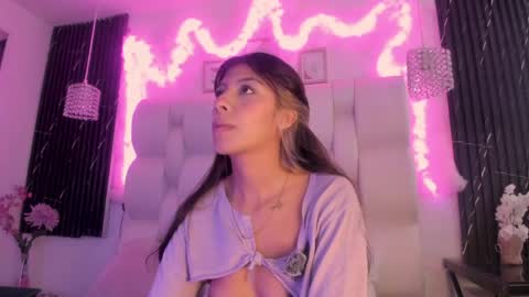 emmaa00_ online show from May 19, 2026, 6:58 pm