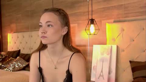 EmmaCamm online show from November 18, 2025, 9:36 am