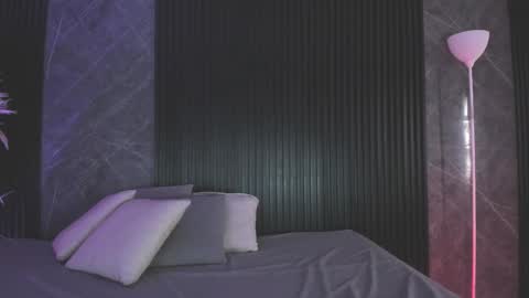 emmaclark_1 online show from February 25, 2026, 9:35 pm