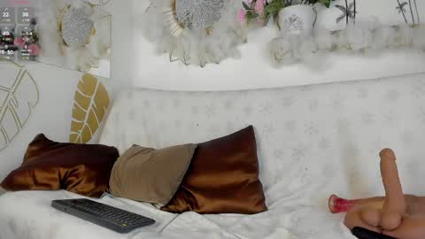 Snapshot of emmaduque chatting on May 21, 2026, 9:44 pm Emma Duque online show from May 21, 2026, 9:44 pm