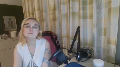 emmanoir_ online show from February 26, 2025, 4:03 pm