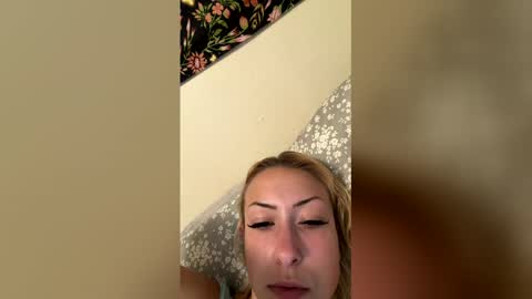 Snapshot of emmaraee chatting on May 17, 2026, 6:15 pm emmaraee online show from May 17, 2026, 6:15 pm