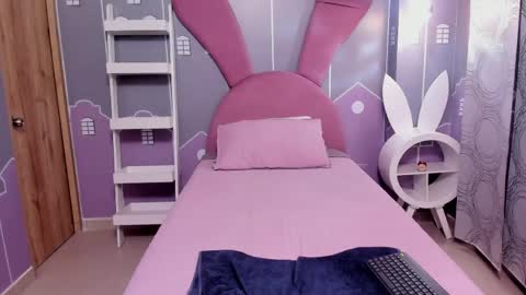 emmathompson__ online show from April 11, 2026, 2:05 am