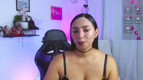 Snapshot of emmi_cam chatting on May 20, 2026, 1:17 pm Emmi Cam online show from May 20, 2026, 1:17 pm