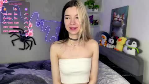 Snapshot of emmie_everly chatting on May 19, 2026, 8:37 pm emmie_everly online show from May 19, 2026, 8:37 pm