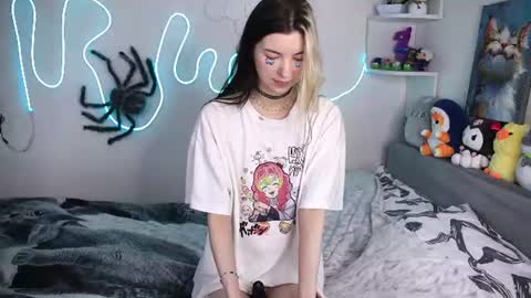 Snapshot of emmie_everly chatting on June 19, 2026, 1:48 pm emmie_everly online show from June 19, 2026, 1:48 pm